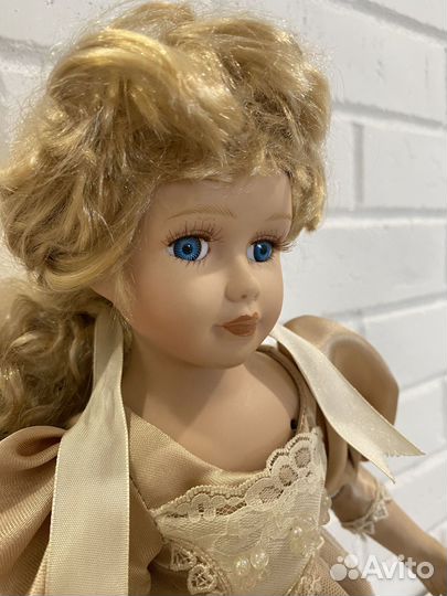 Кукла фарфоровая коллекционная 40см на подставке