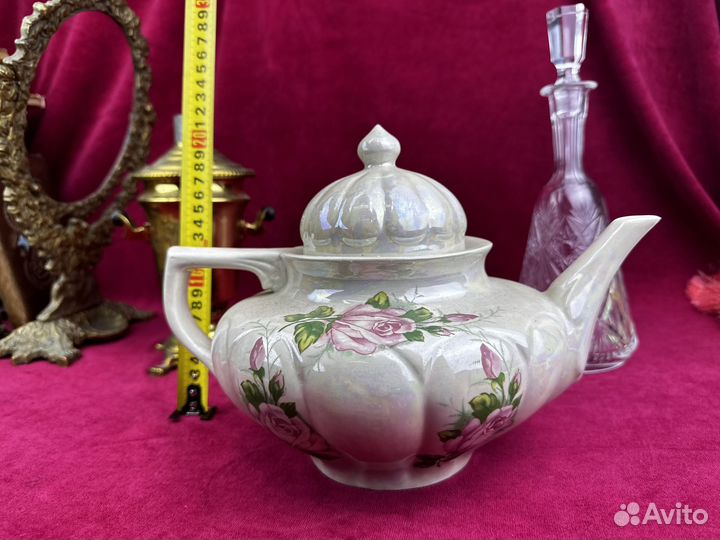 Большой старенький чайник розы