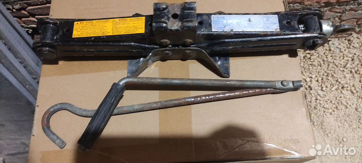 Домкрат автомобильный 0,8 тн