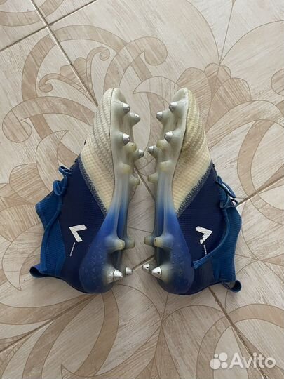 Футбольные бутсы adidas