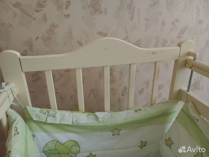 Детская кроватка с маятником