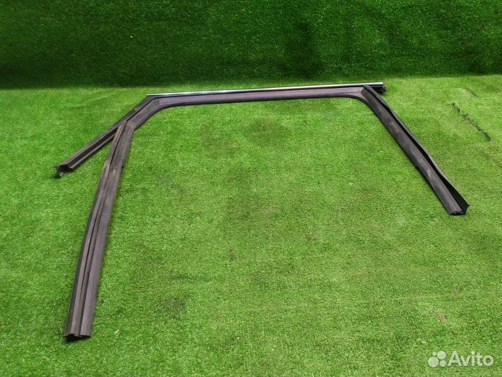 Направляющая стекла задняя правая Skoda Karoq