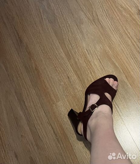 Замшевые босоножки на лето