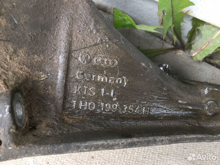 Кронштейн двигателя правый Фольксваген пассат б4