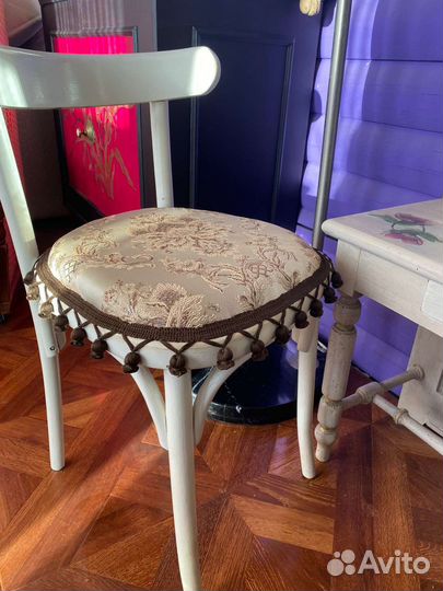 Старинное зеркало. Венский стул