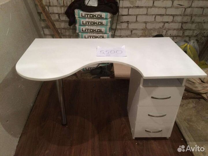 Маникюрный стол