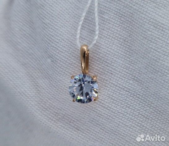 Золотая подвеска с камнем
