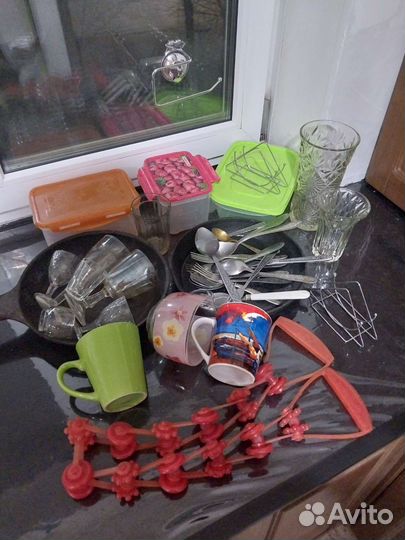 Куча посуды, табуретки, картины