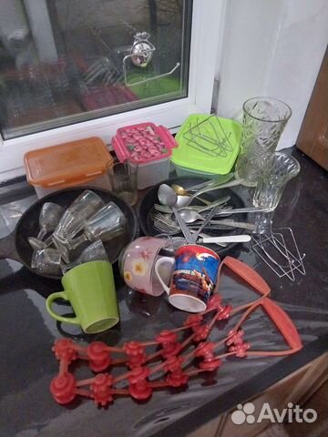 Куча посуды, табуретки, картины