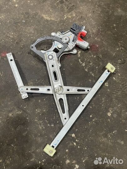 Hyundai i20 Стеклоподьемник передний правый