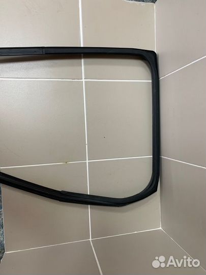Уплотнитель стекла двери задний правый Renault