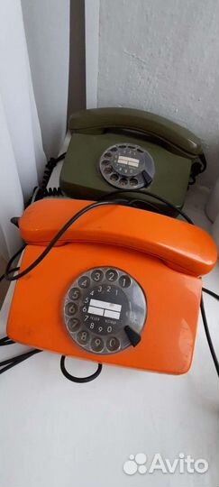 Стационарный телефон,камера,противогаз,щетки,часы