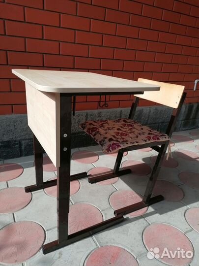 Письменный стол со стулом для школьника