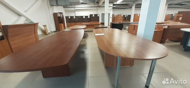 Много офисной мебели Б.У. на 600м2