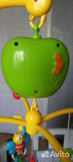 Мобиль на кроватку жирафики