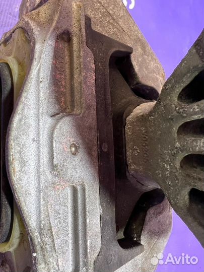 Подушка двигателя левая Opel Astra J A16XER 2012