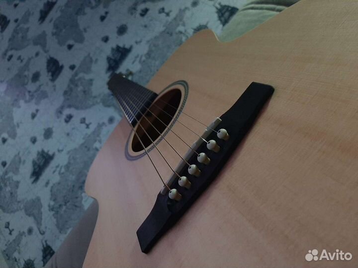 Акустическая гитара 