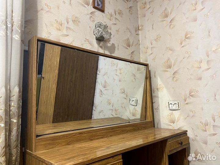 Туалетный столик с зеркалом