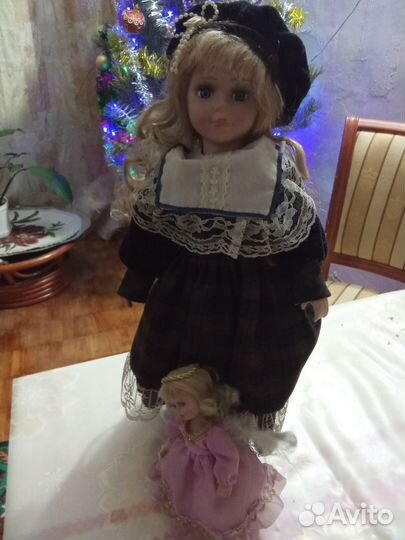 Кукла фарфоровая