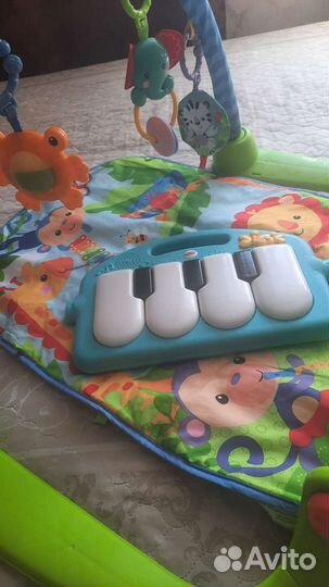 Развивающий коврик fisher price с пианино