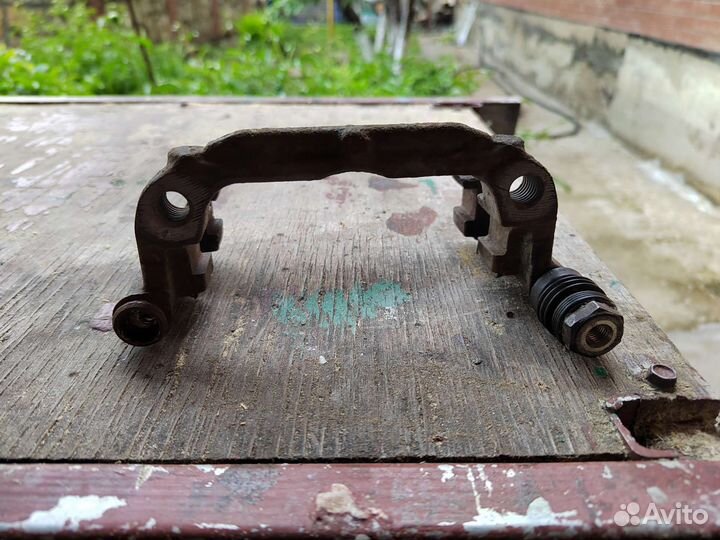 Скоба заднего тормозного суппорта chevrolet cruze