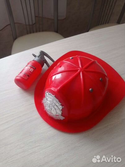 Набор пожарного, каска и огнетушитель