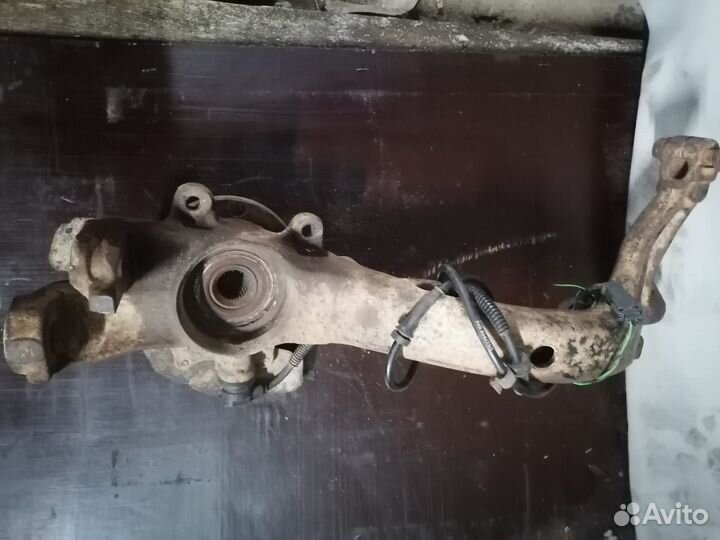 Ступица передняя левая пассат б5