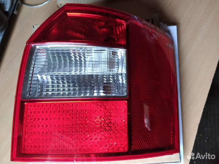 Задний правый фонарь Ауди А4 В6 авант