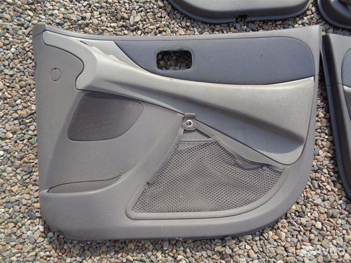 Обшивка дверей Nissan Tino HV10