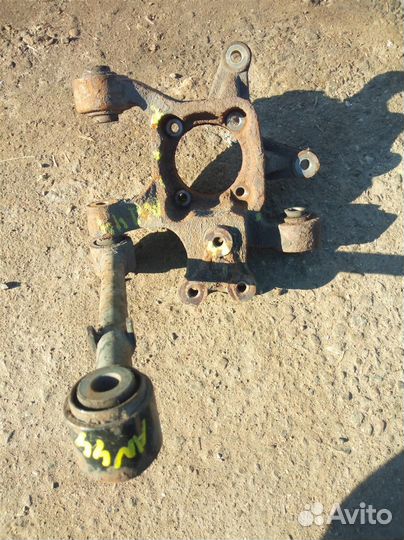 Кулак задний правый Opel Antara