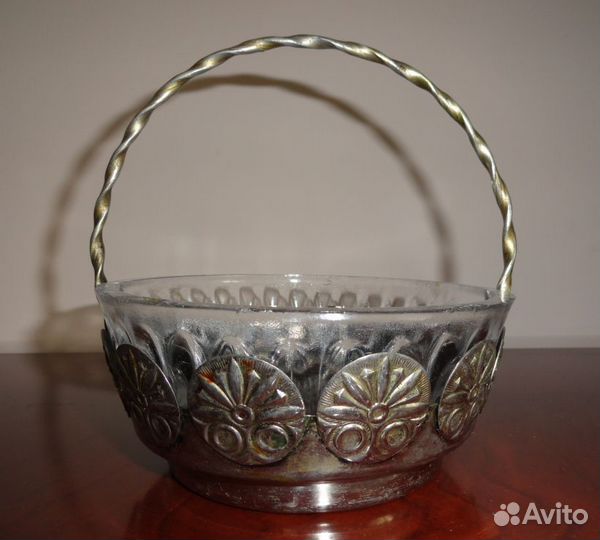 Конфетница стеклянная с металлической ручкой. СССР