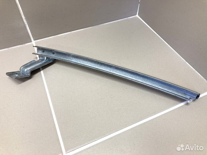 Направляющая стекла пер левой двери Nissan Juke