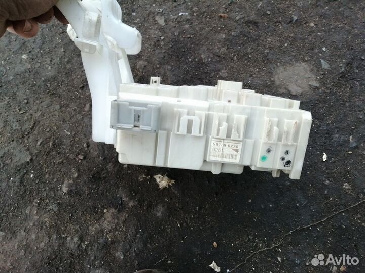 Блок предохранителей салона Toyota Vitz 90