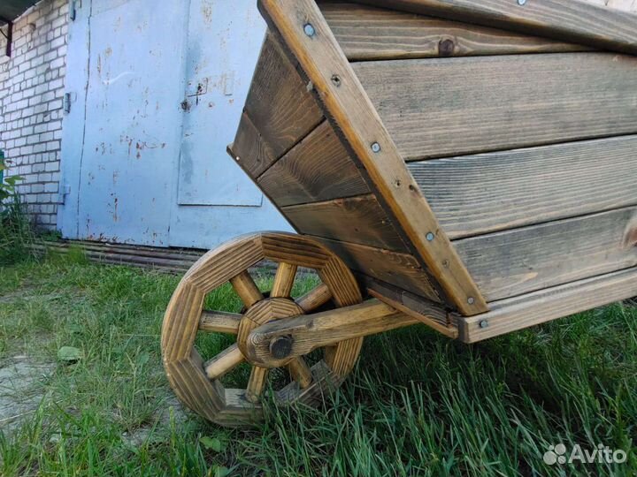 Тачка для садового декора