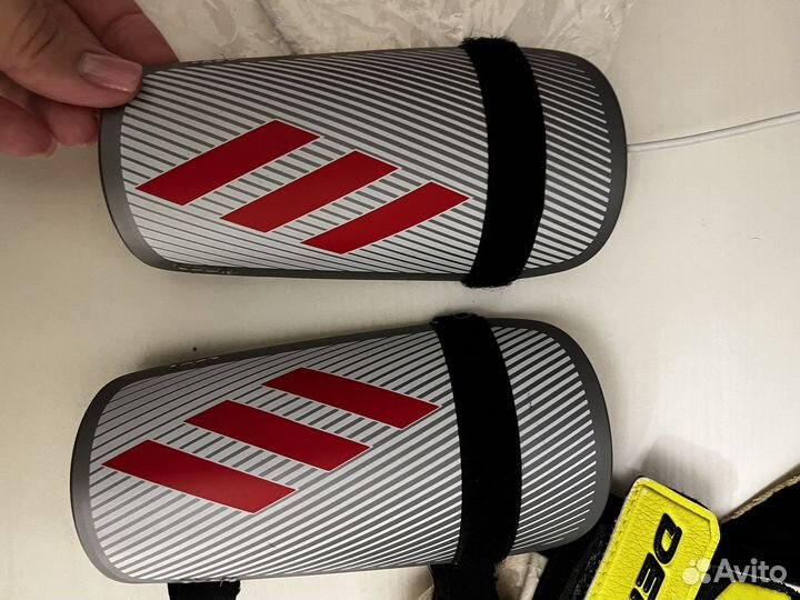 Щитки футбольные и перчатки вратаря