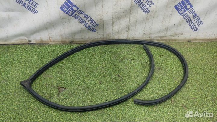 Уплотнительная резинка передняя правая Mazda 3 Bk