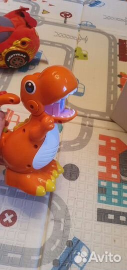 Игрушка динозавр со световым эффектом