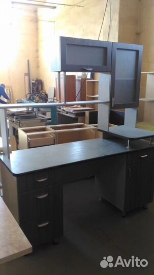 Письменный стол с ящиками и полками