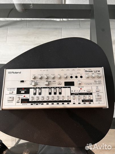 Басовый синтезатор Roland TB-03