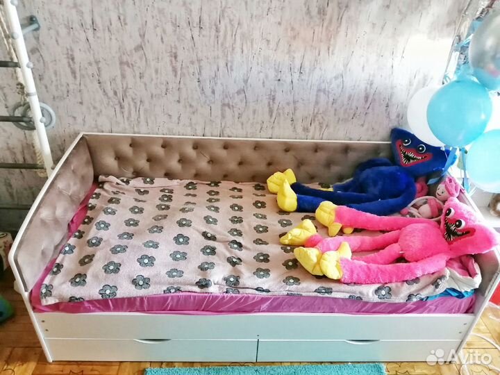 Детская кровать с мягкой спинкой в наличии