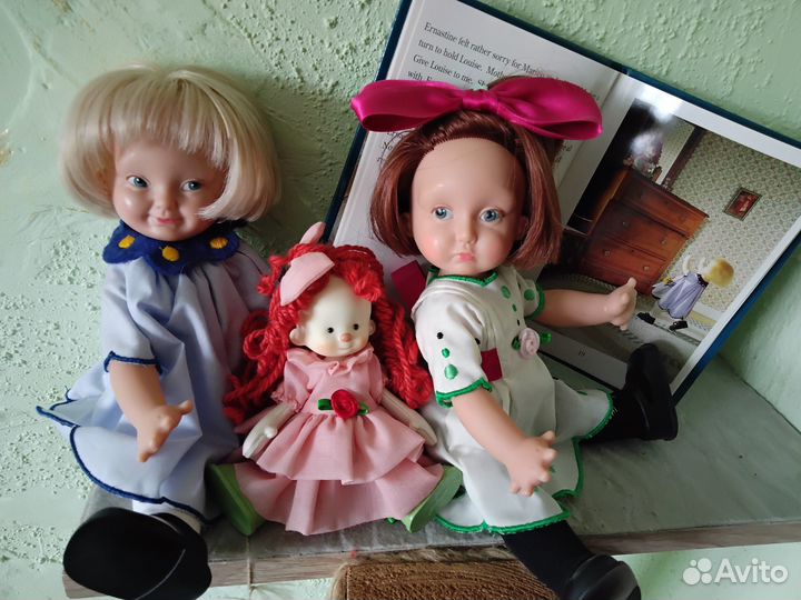 Набор кукол и детская книжка на английском