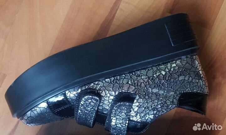 Кроссовки женские новые