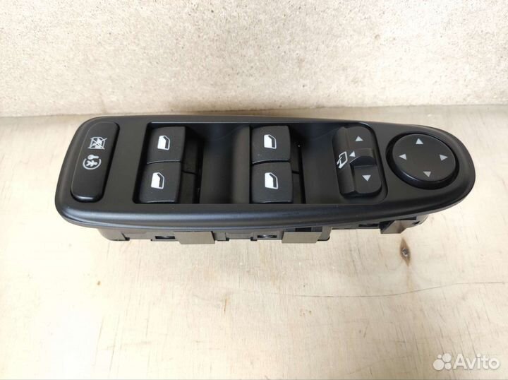 Кнопки стеклоподъемников Citroen C4 Picasso