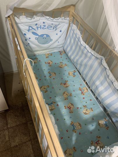 Детская кроватка с маятником