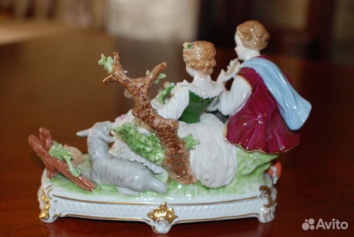 Фарфоровая статуэтка пара с овечкой, Германия