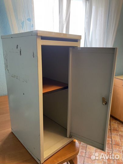 Металлический ящик с ключом сейф