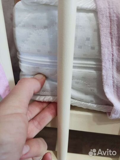 Детская кроватка с маятником и матрасом