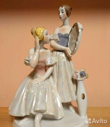 Статуэтка Балерины перед зеркалом