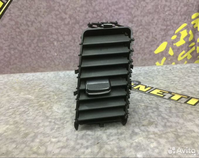 Дефлектор воздушный правый Решетка Лансер 10