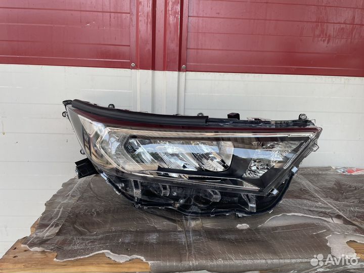 Toyota RAV4 xa50 Фара правая